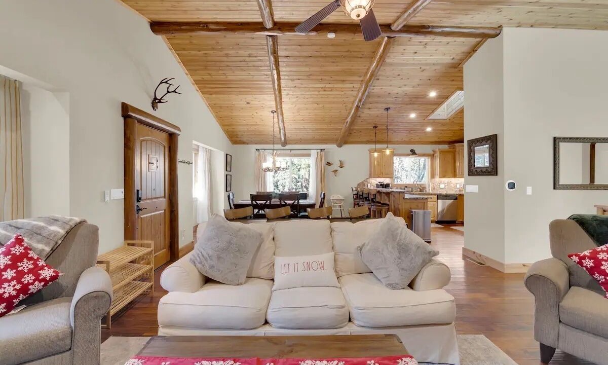 Photo of Livingroom in Upper Moonridge