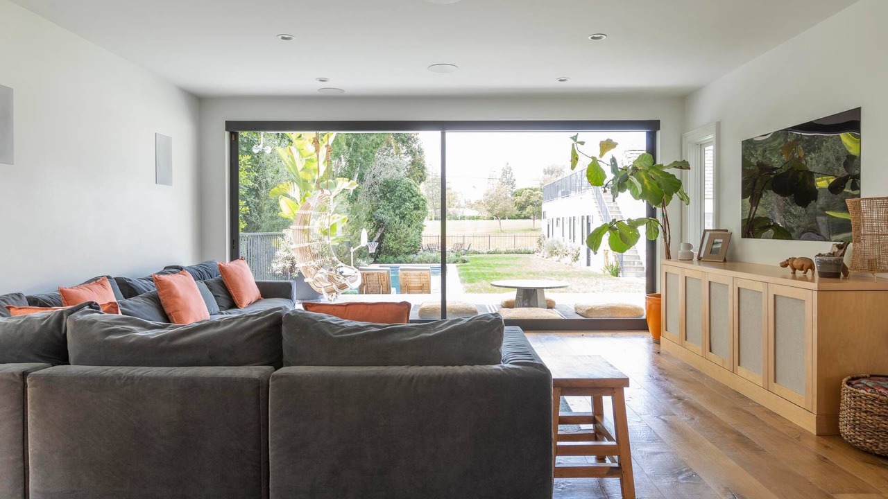Photo of Livingroom in Greater Wilshire - Hancock Park
