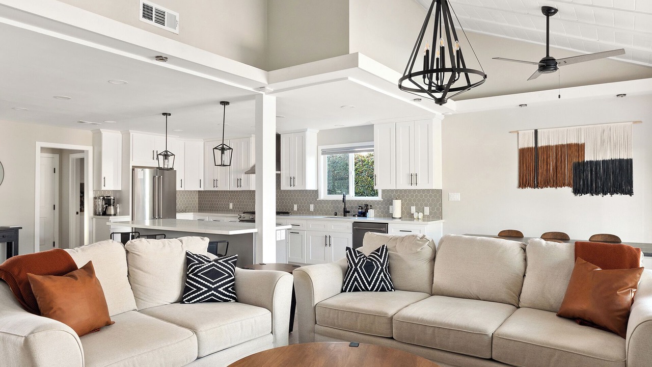 Photo of Livingroom in North Hills