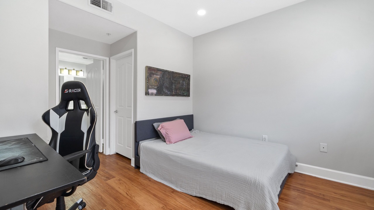 Photo of Bedroom in La Brea