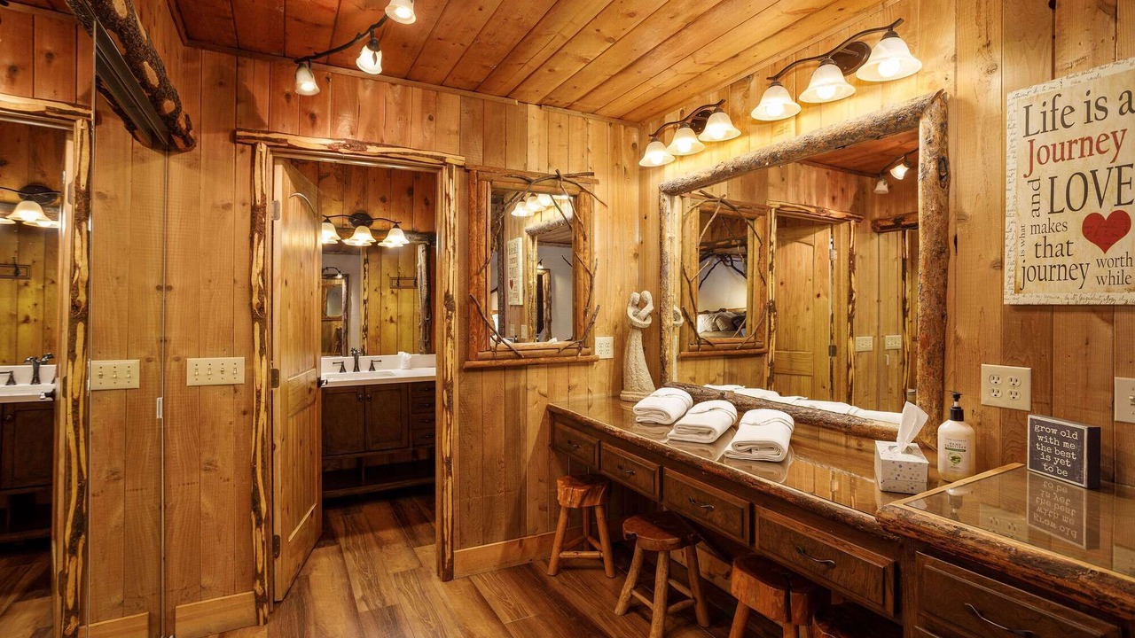 Photo of Bathroom in Twin Peaks