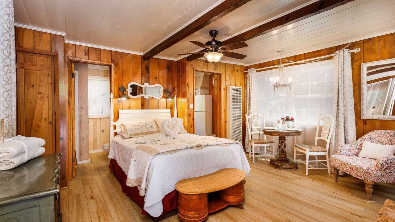 Photo of Bedroom in Twin Peaks