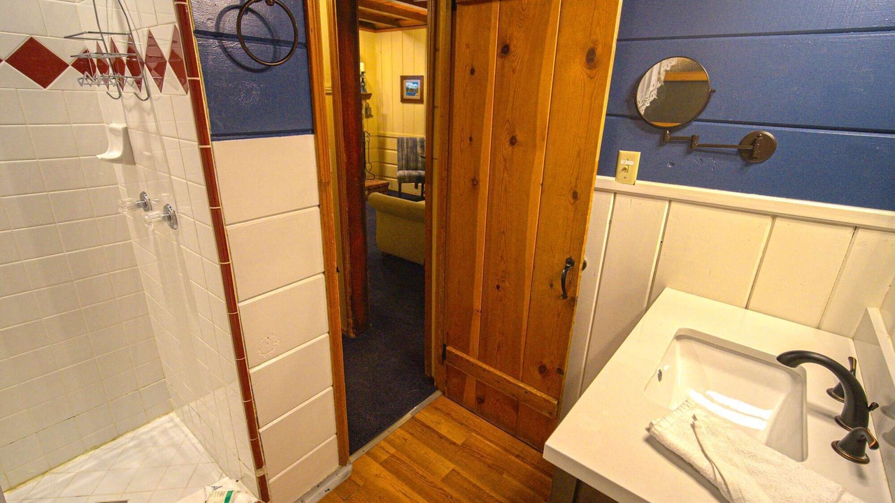 Photo of Bathroom in Twin Peaks