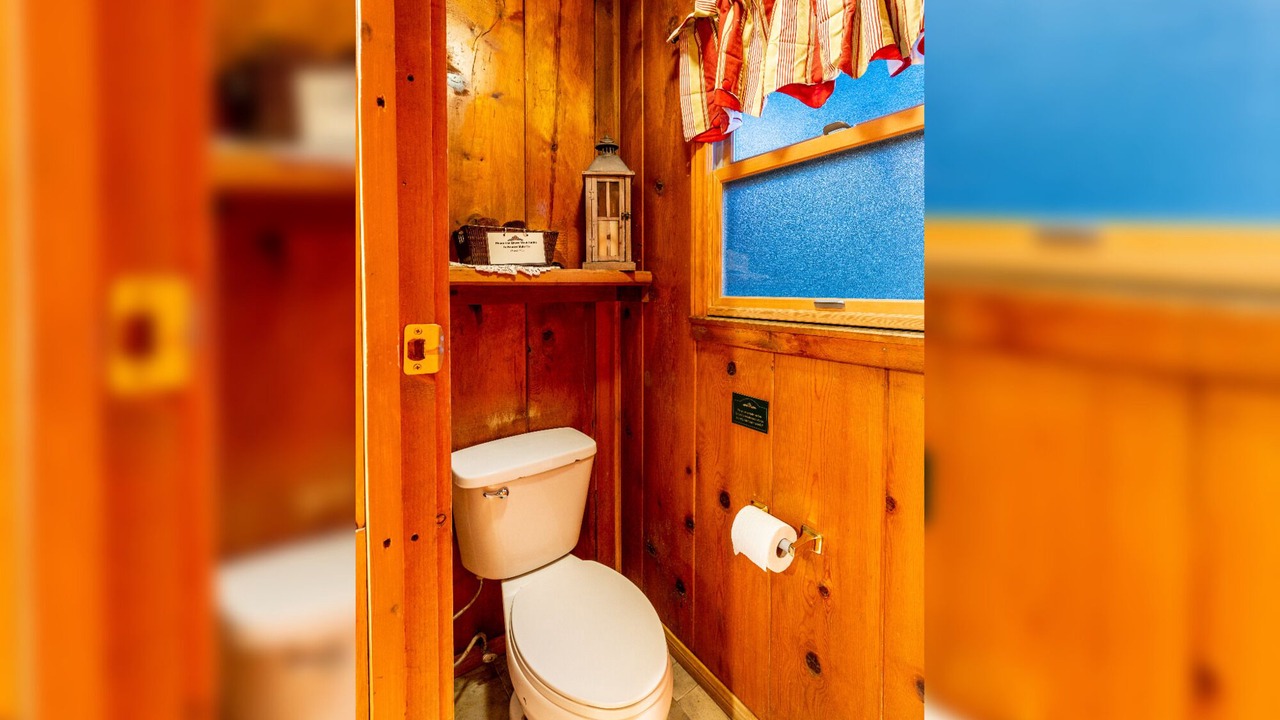Photo of Bathroom in Twin Peaks