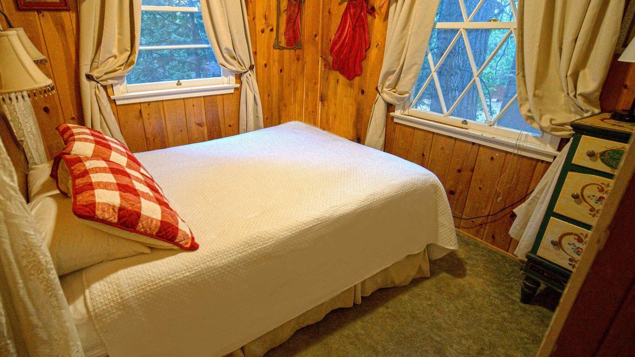 Photo of Bedroom in Twin Peaks