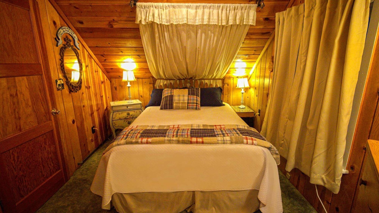 Photo of Bedroom in Twin Peaks