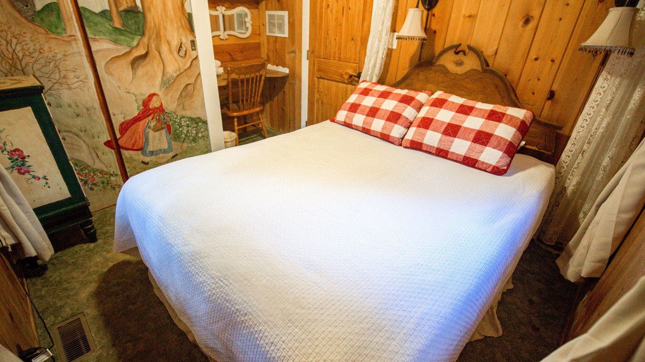 Photo of Bedroom in Twin Peaks