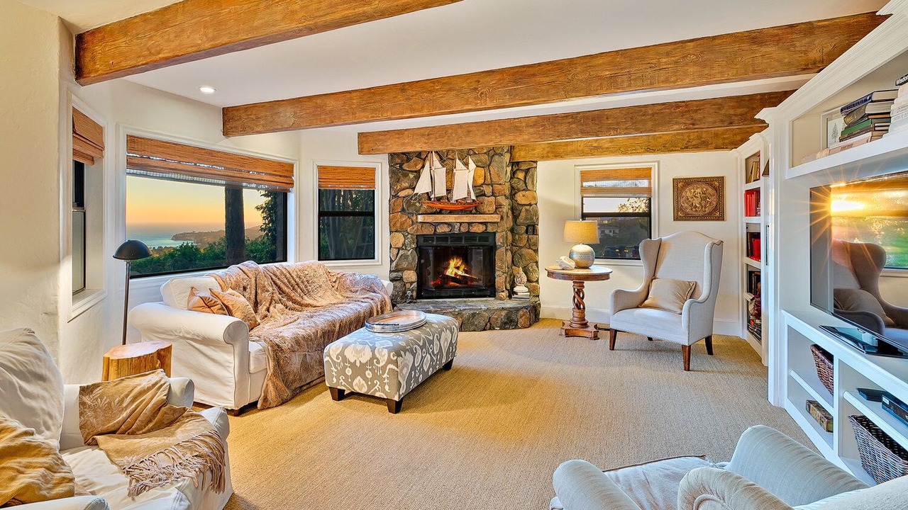 Photo of Livingroom in Central Malibu