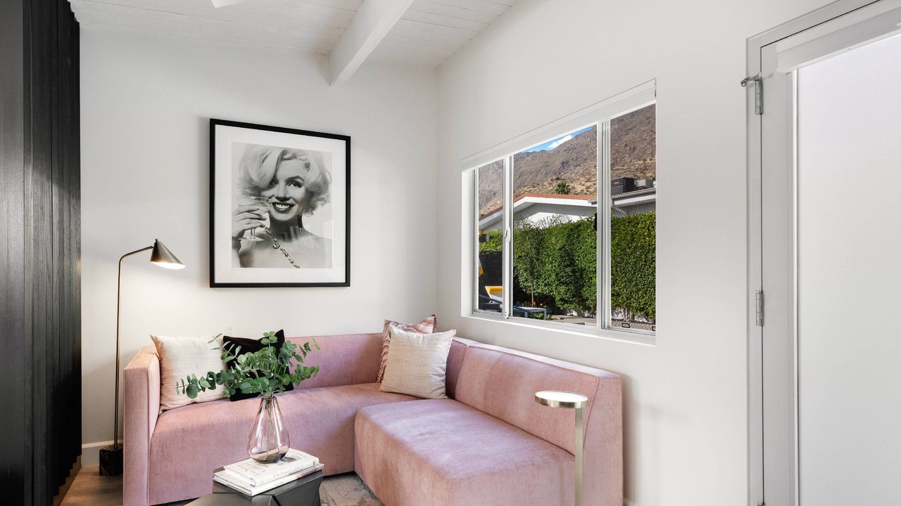 Photo of Livingroom in Historic Tennis Club