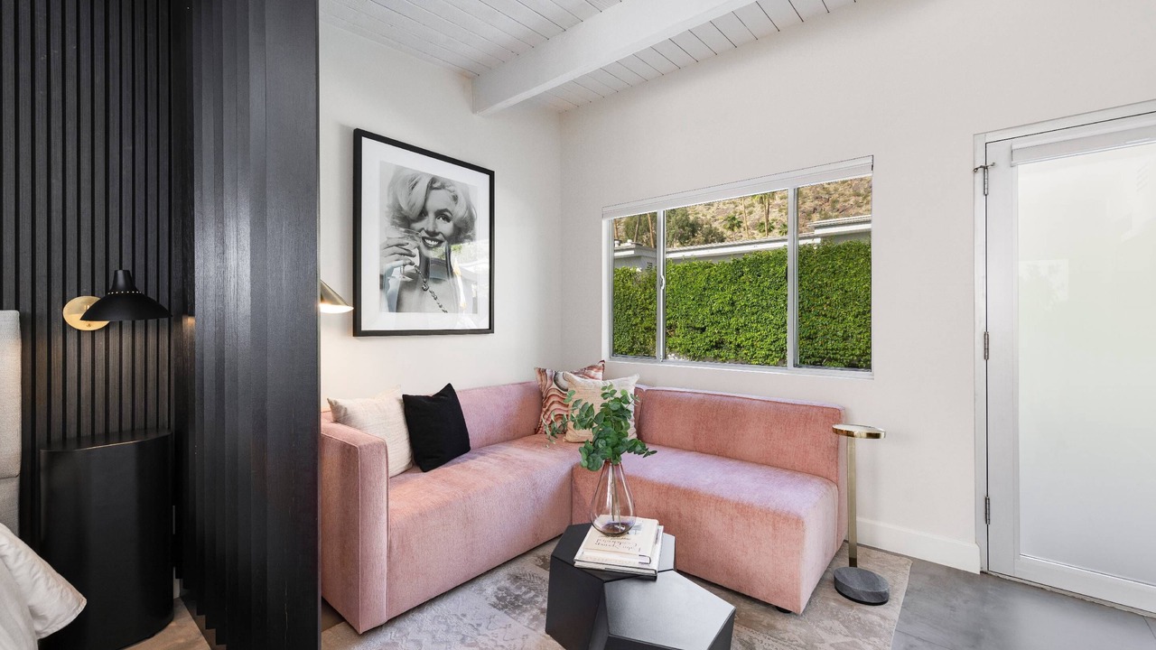 Photo of Livingroom in Historic Tennis Club
