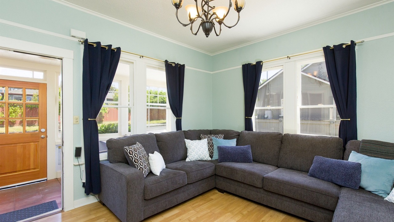 Photo of Livingroom in Eureka