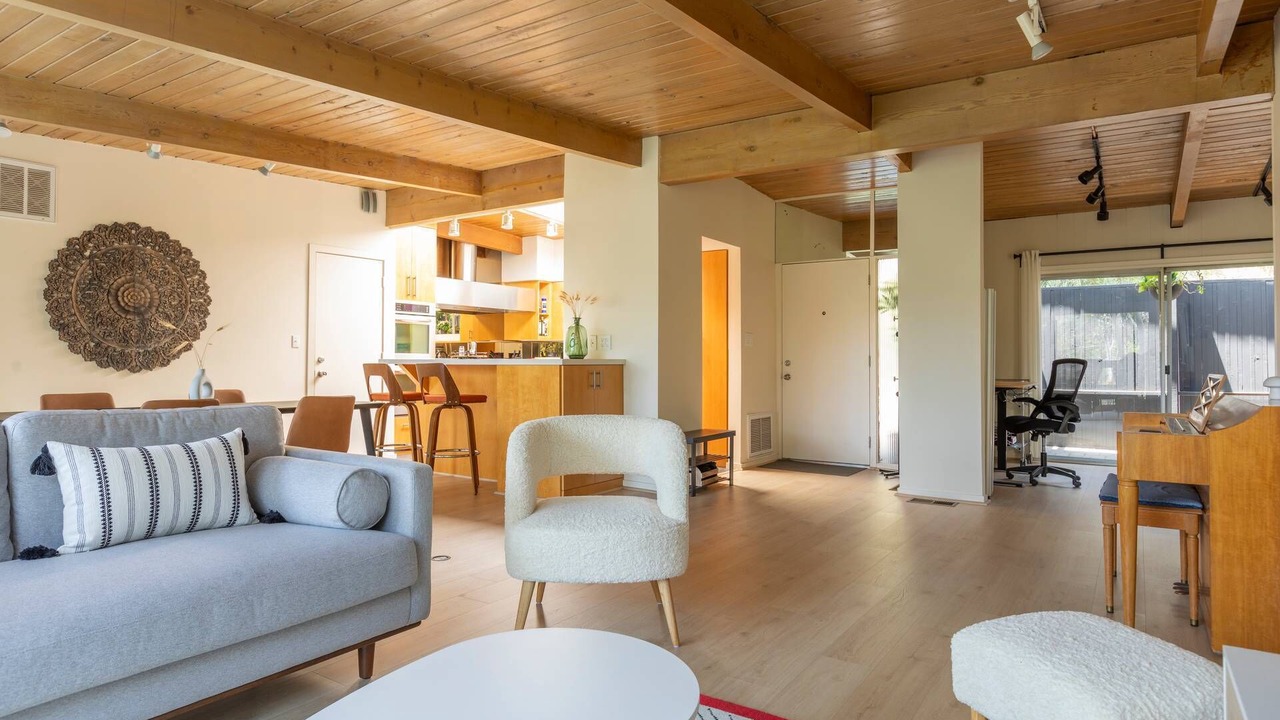 Photo of Livingroom in Hollywoodland