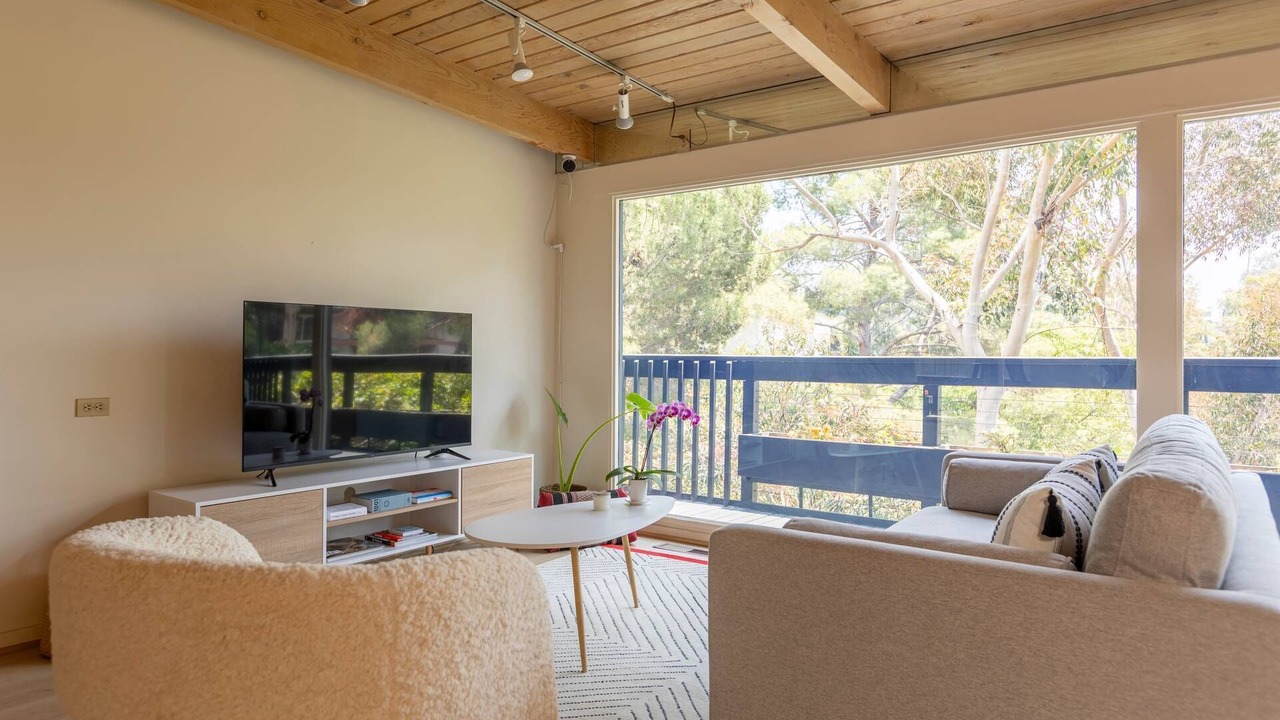 Photo of Livingroom in Hollywoodland