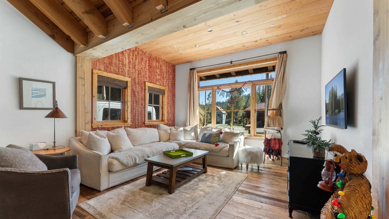 Photo of Livingroom in Serene Lakes