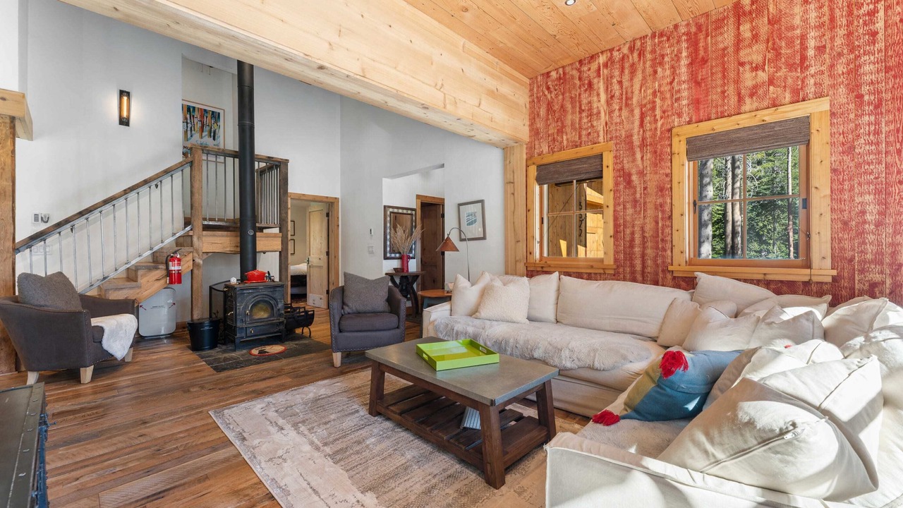 Photo of Livingroom in Serene Lakes