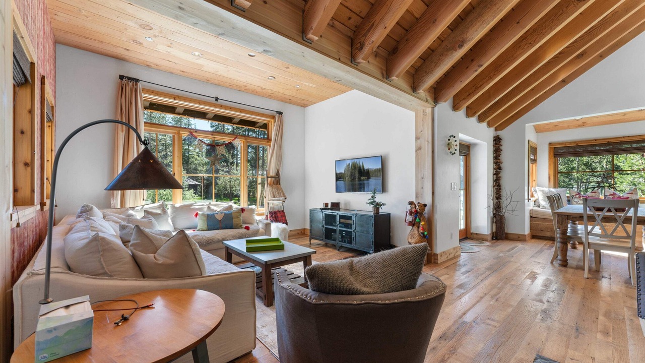 Photo of Livingroom in Serene Lakes