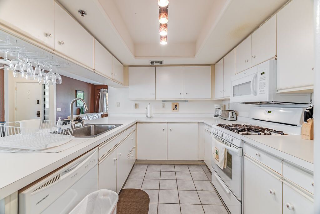 Photo of Kitchen in Racquet Club Estates