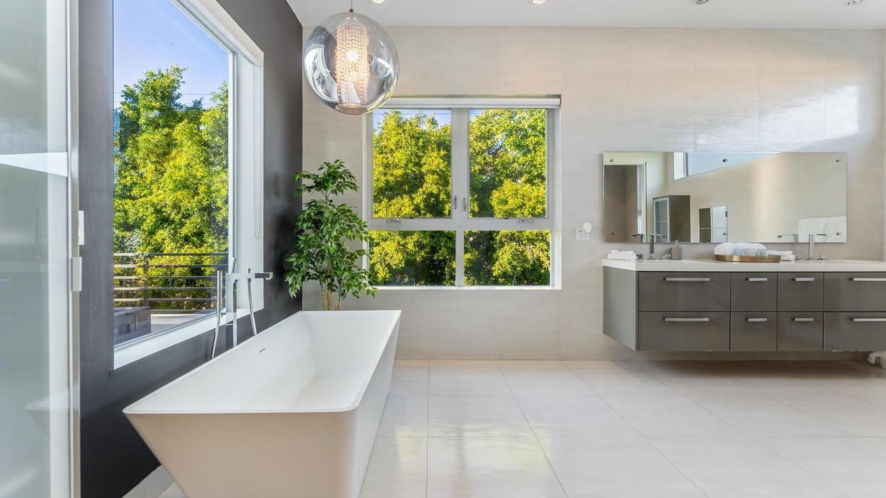 Photo of Bathroom in La Brea