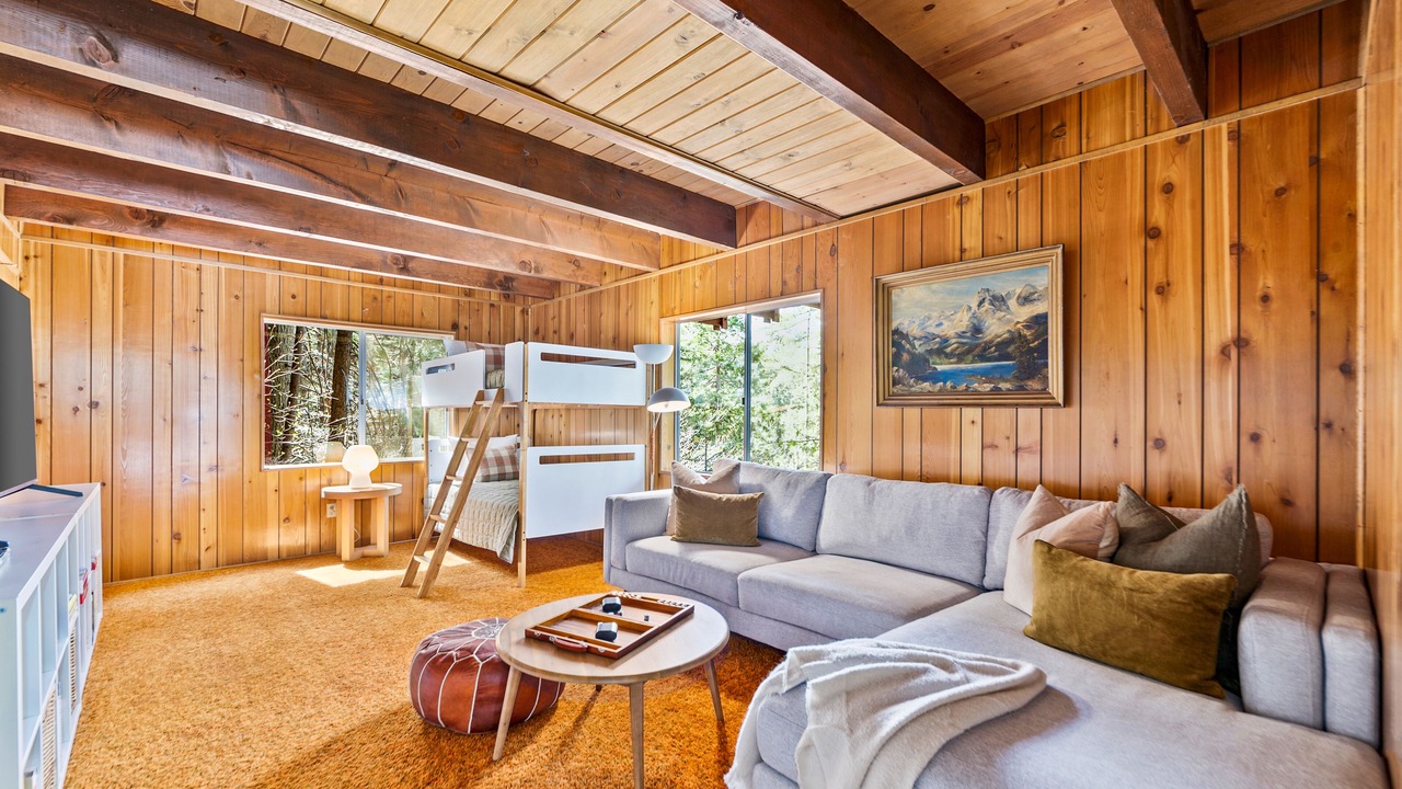 Photo of Livingroom in Arrowhead Villas