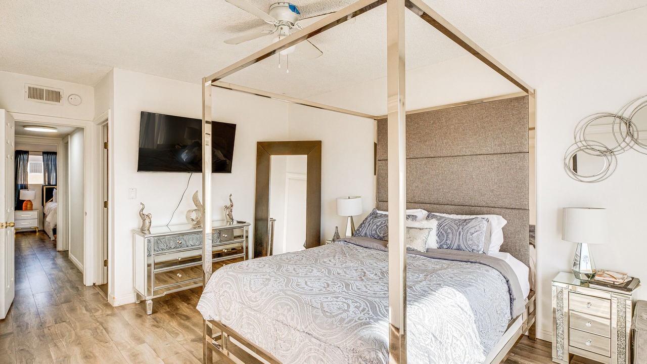 Photo of Bedroom in Valley Glen