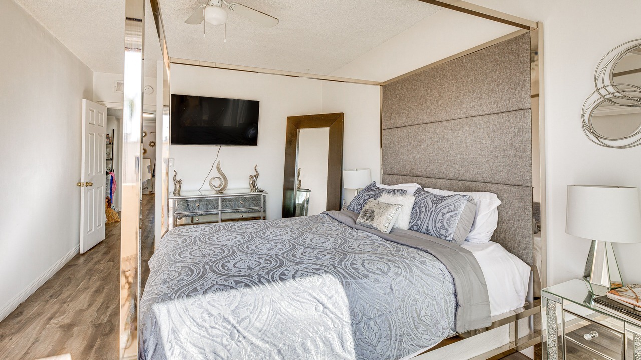 Photo of Bedroom in Valley Glen