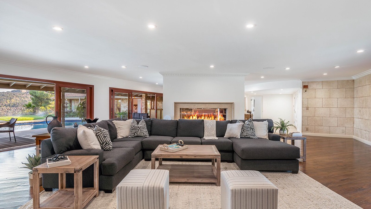 Photo of Livingroom in Encino