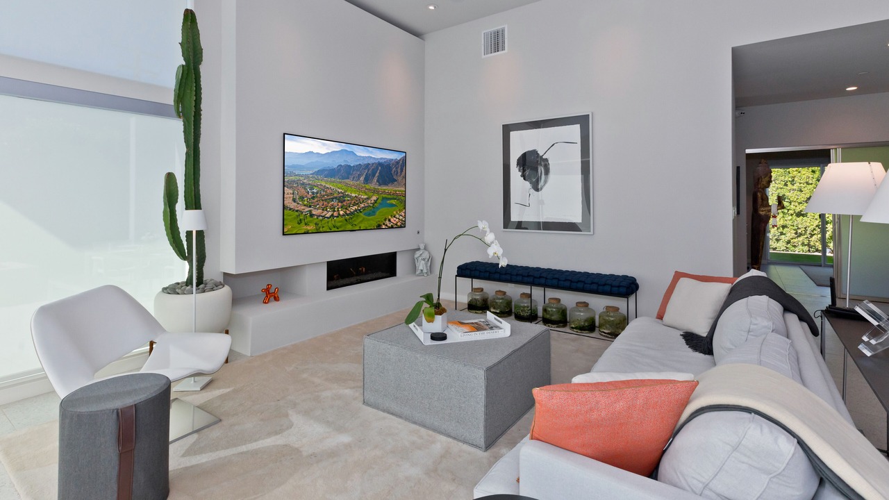 Photo of Livingroom in Racquet Club West