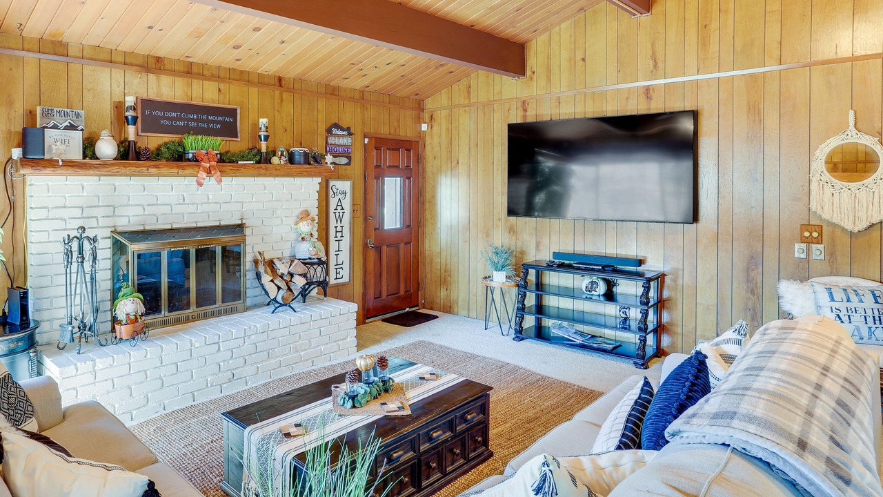 Photo of Livingroom in Crestline