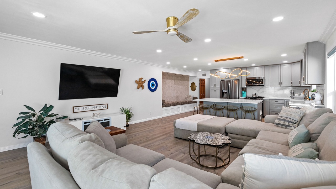Photo of Livingroom in Alamitos Beach