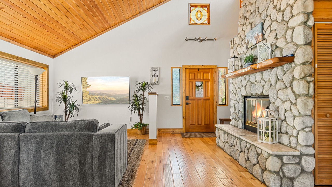Photo of Livingroom in Running Springs