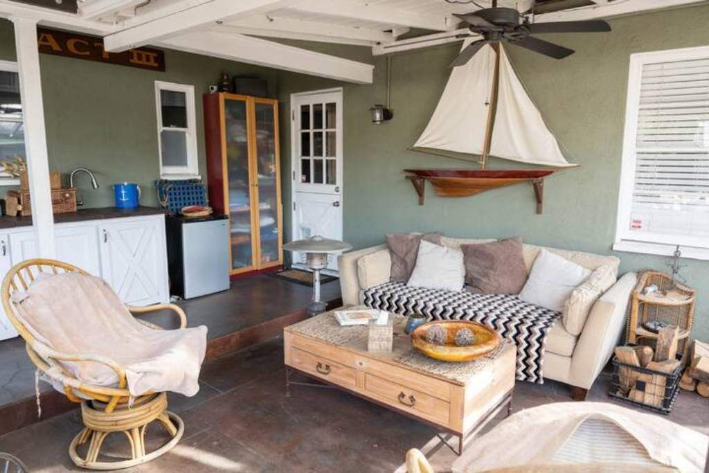 Photo of Livingroom in Van Nuys