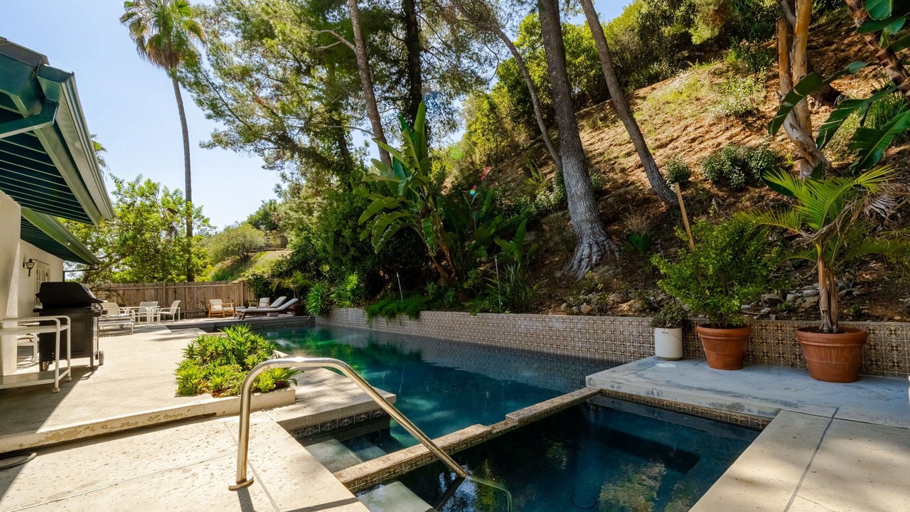 Photo of Outdoor in Lake Hollywood Estates