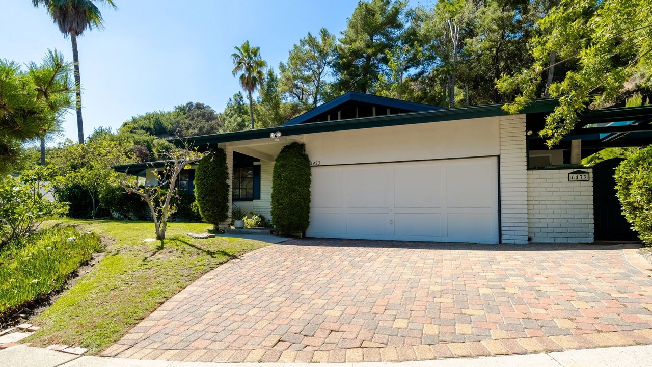 Photo of Outdoor in Lake Hollywood Estates