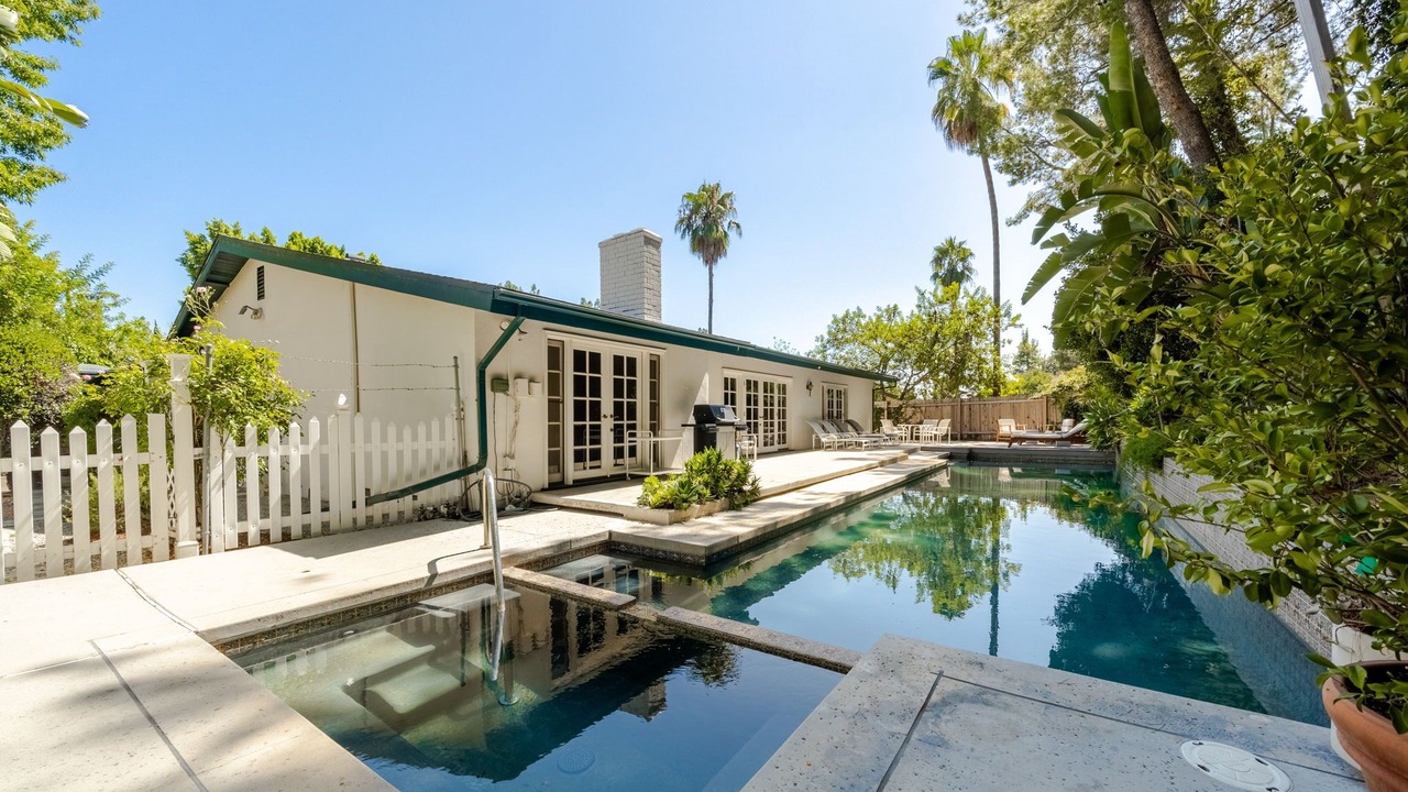 Photo of Outdoor in Lake Hollywood Estates