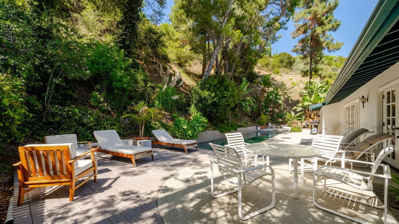 Photo of Outdoor in Lake Hollywood Estates