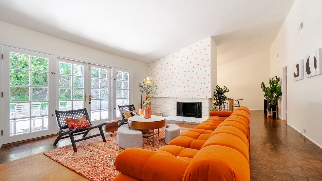 Photo of Livingroom in Lake Hollywood Estates