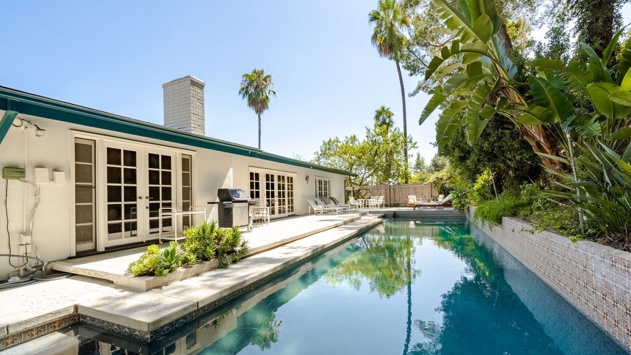 Photo of Outdoor in Lake Hollywood Estates