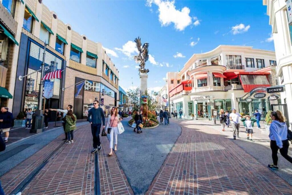 Photo of Others in Carthay Circle