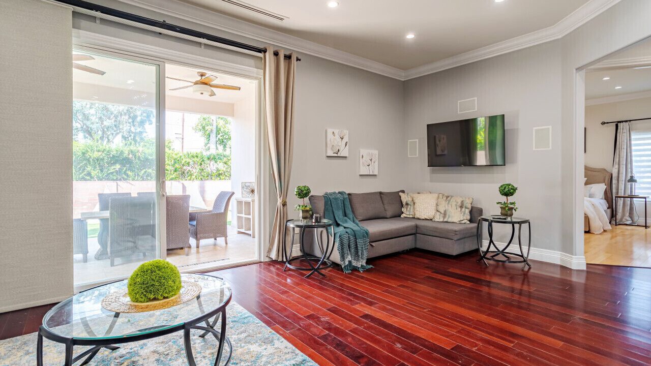 Photo of Livingroom in Valley Glen