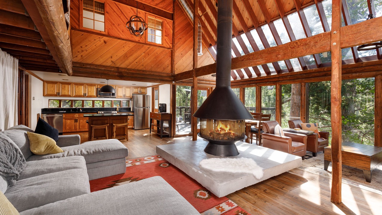 Photo of Livingroom in Lake Arrowhead