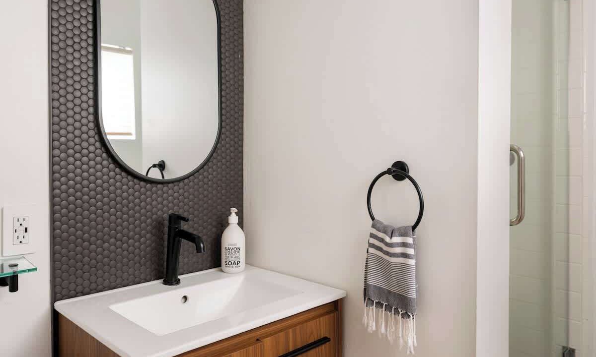 Photo of Bathroom in Greater Wilshire - Hancock Park