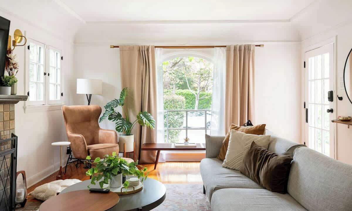 Photo of Livingroom in Greater Wilshire - Hancock Park