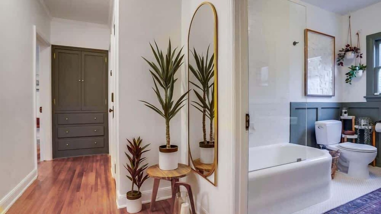 Photo of Bathroom in Greater Wilshire - Hancock Park
