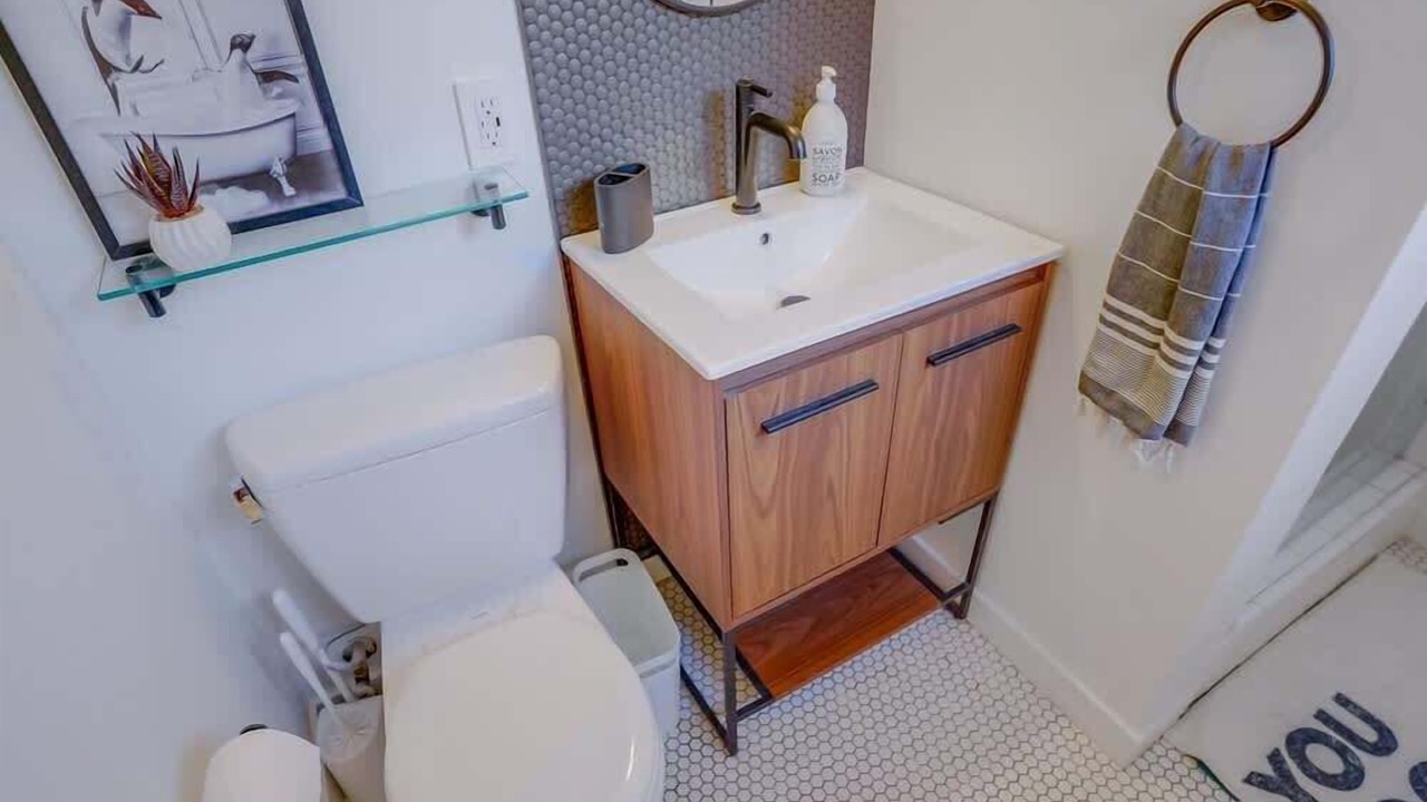 Photo of Bathroom in Greater Wilshire - Hancock Park