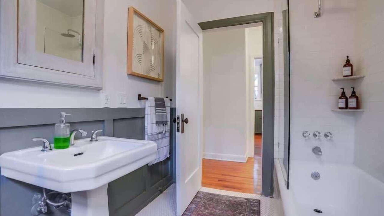 Photo of Bathroom in Greater Wilshire - Hancock Park