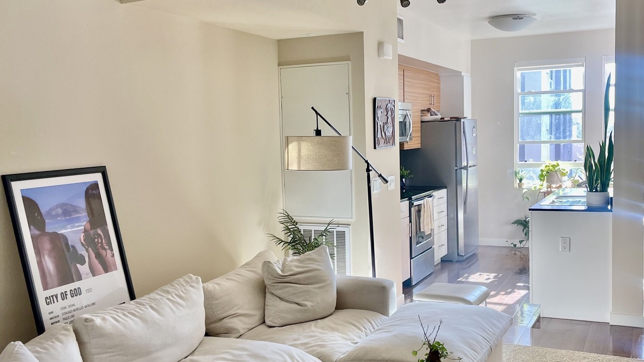 Photo of Livingroom in Miracle Mile