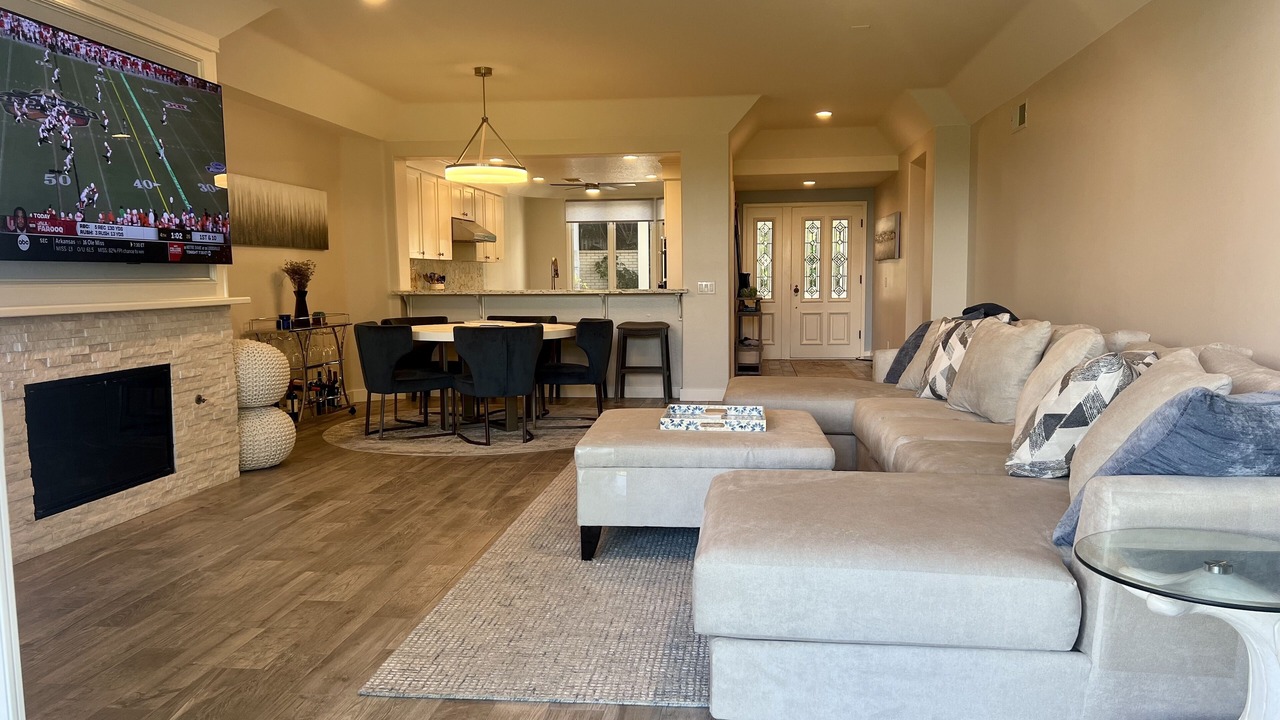 Photo of Livingroom in Lantern Bay Estates