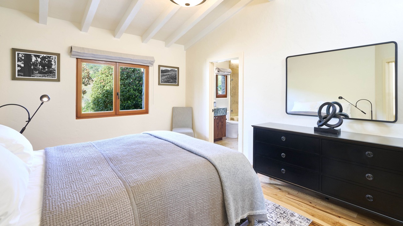 Photo of Bedroom in Geyserville