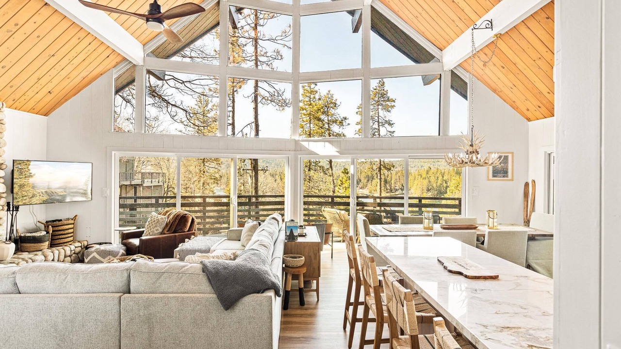 Photo of Livingroom in Lake Arrowhead