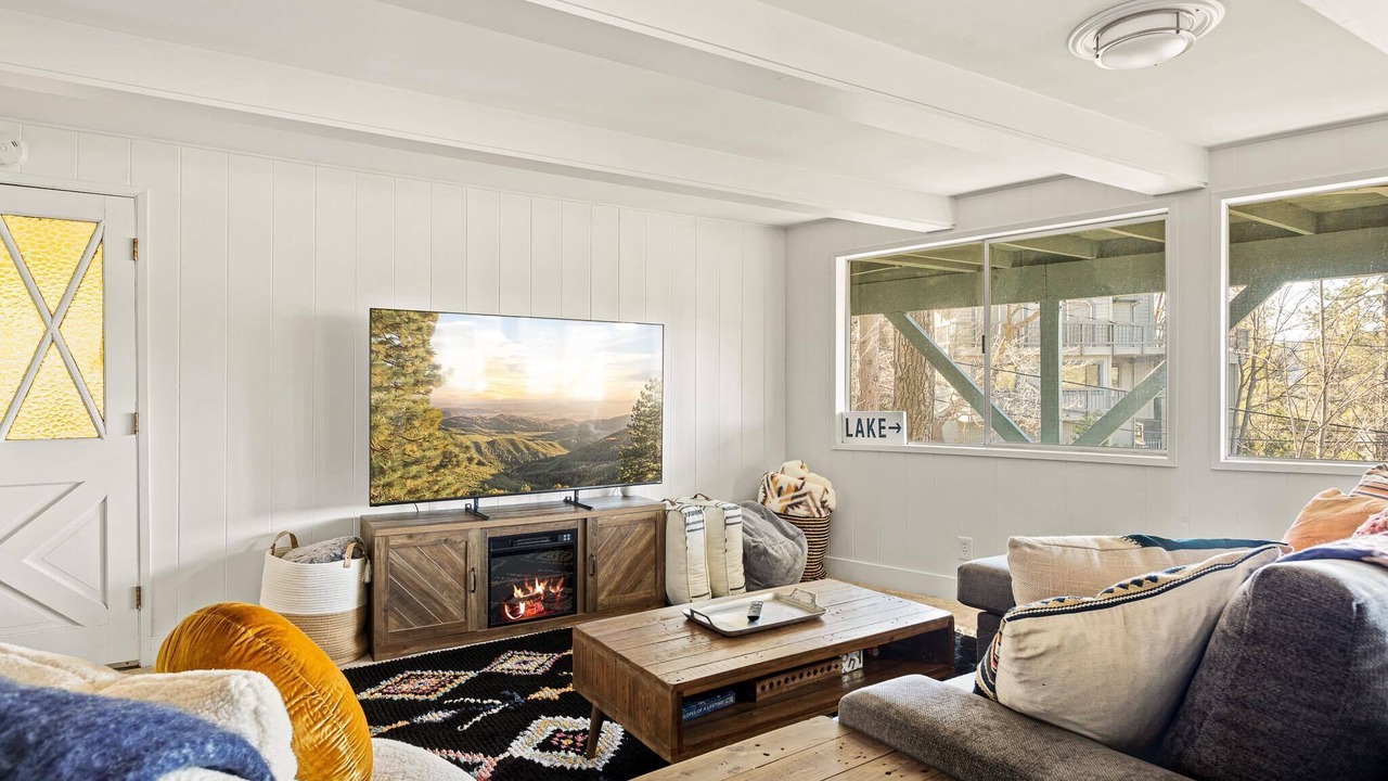 Photo of Livingroom in Lake Arrowhead